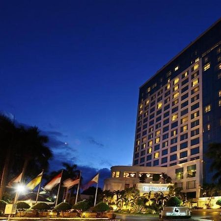 فندق ماركو بولو دافاو Davao City المظهر الخارجي الصورة The hotel at night