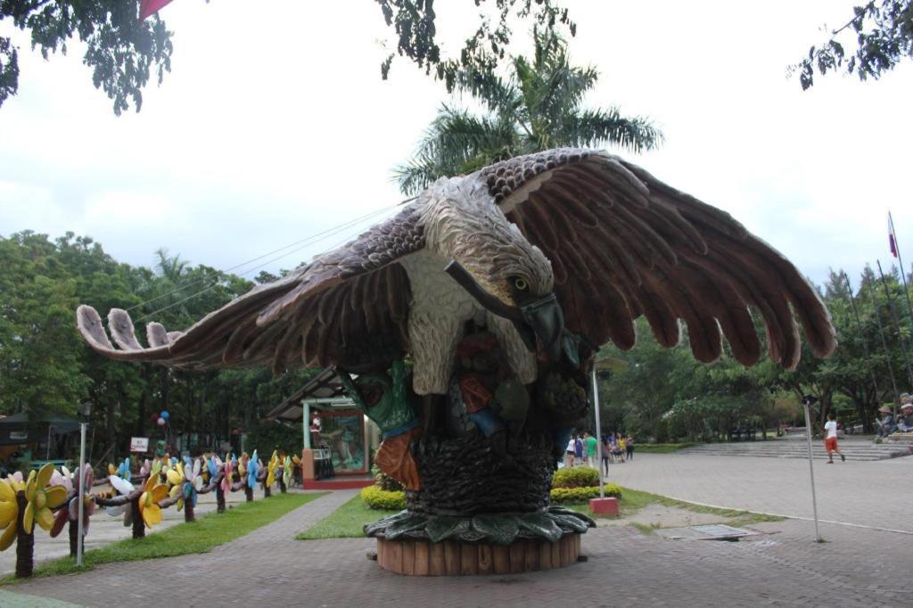 فندق ماركو بولو دافاو Davao City المظهر الخارجي الصورة The Eagle statue at the entrance of the park