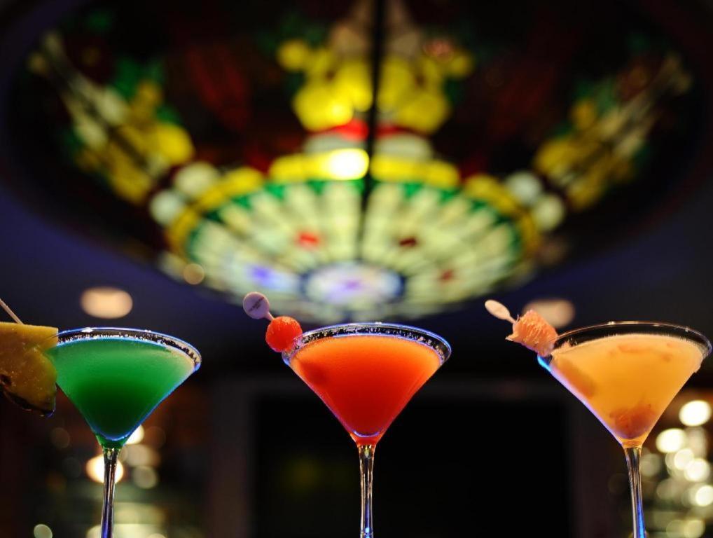 فندق ماركو بولو دافاو Davao City المظهر الخارجي الصورة Cocktails at the bar