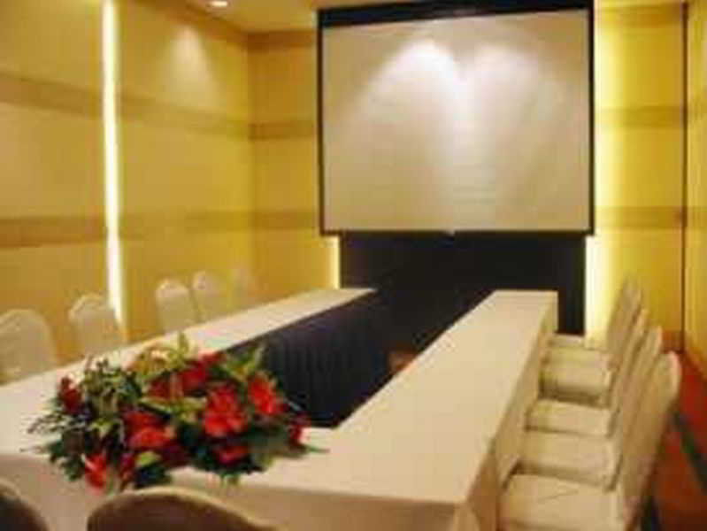 فندق ماركو بولو دافاو Davao City المظهر الخارجي الصورة A projection screen in a meeting room
