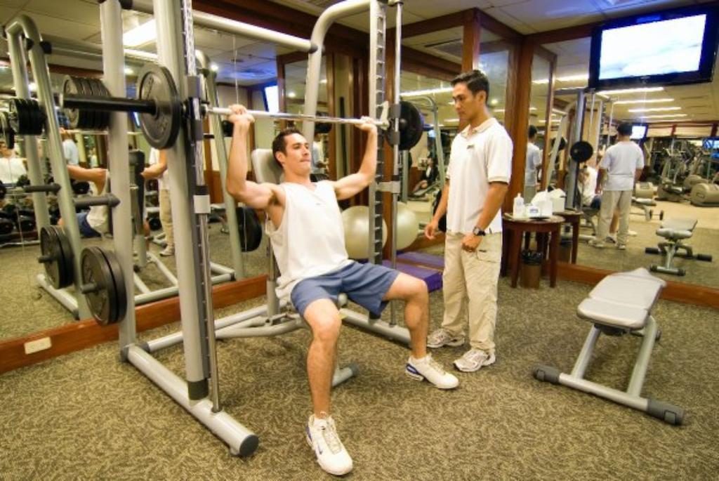 فندق ماركو بولو دافاو Davao City المظهر الخارجي الصورة A personal trainer assisting a client with a weight training exercise