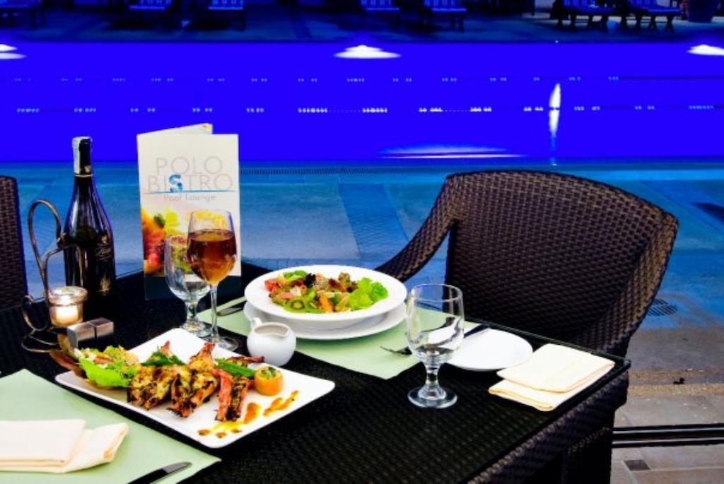 فندق ماركو بولو دافاو Davao City المظهر الخارجي الصورة Poolside dining at the hotel