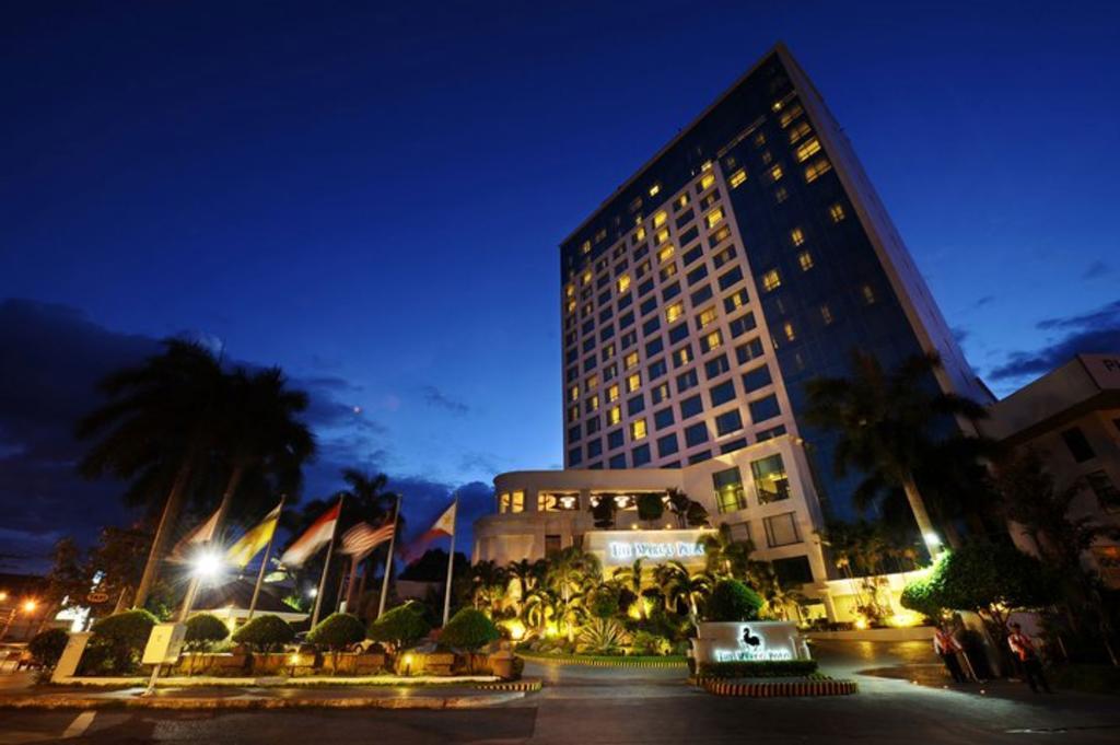 فندق ماركو بولو دافاو Davao City المظهر الخارجي الصورة The hotel at night