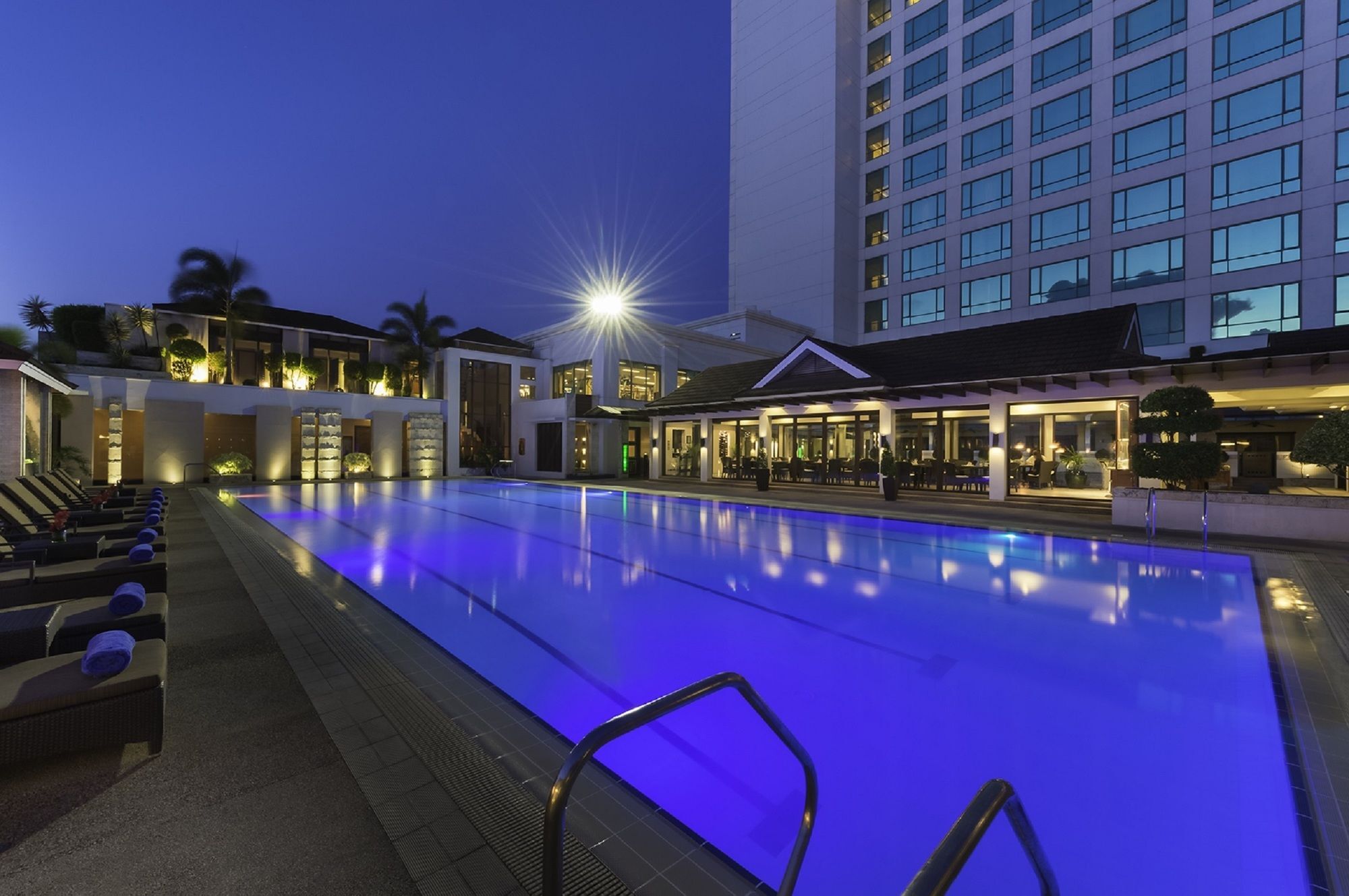 فندق ماركو بولو دافاو Davao City المظهر الخارجي الصورة The pool at the hotel