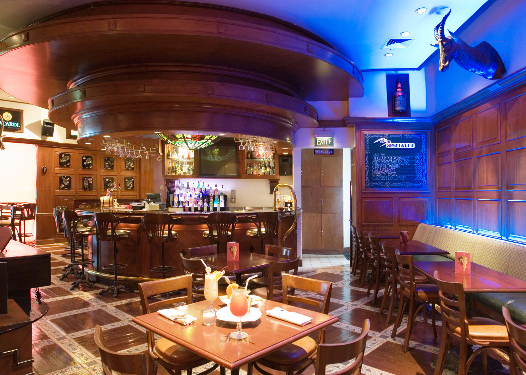 فندق ماركو بولو دافاو Davao City المظهر الخارجي الصورة The interior of a typical bar